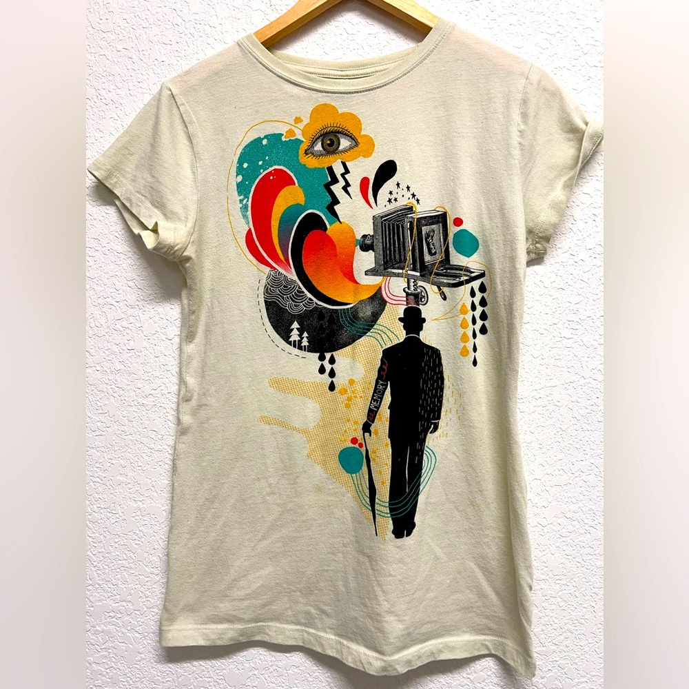 *Women’s Camera Vintage Art Fitted Graphic Print Beige T-Shirt